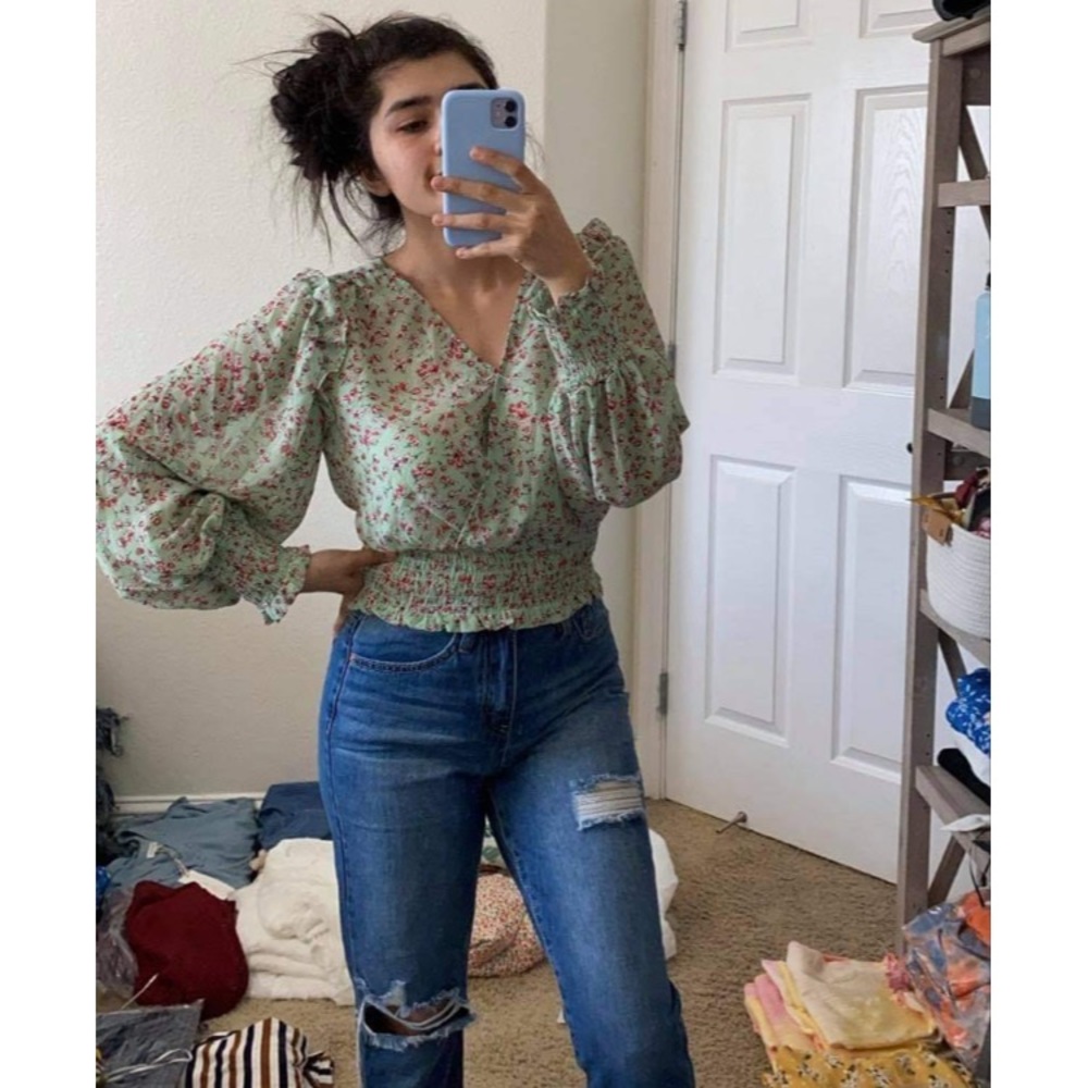 NWT Floral Cropped Ruched Waist Blouse